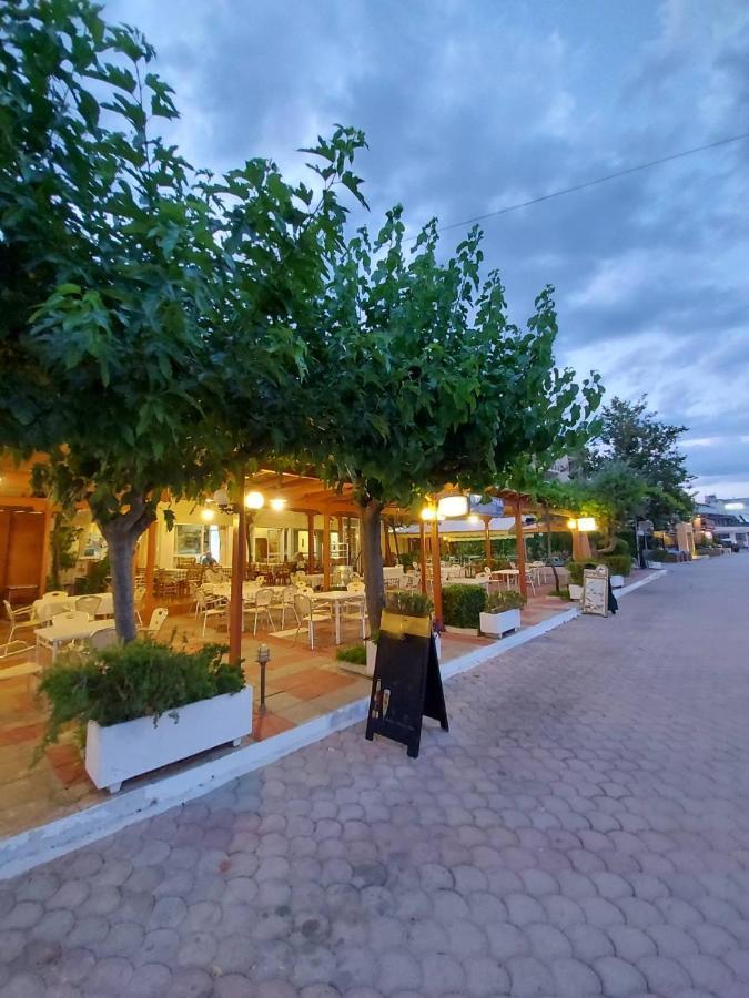 Batis Hotel Livanates Exterior photo