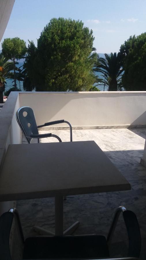 Batis Hotel Livanates Exterior photo